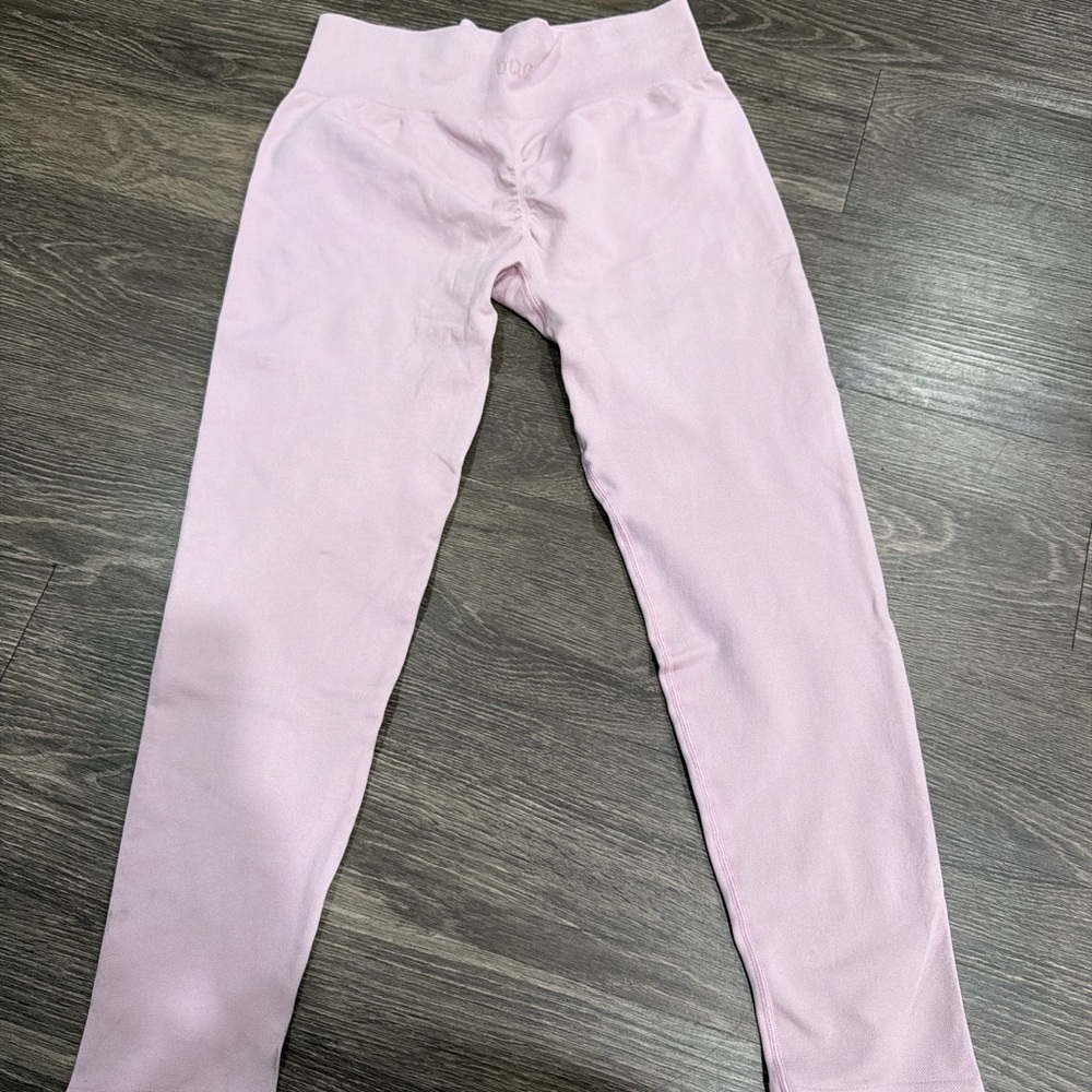 Pale pink ribbed  OQQ scrunch butt lifting leggings size XL